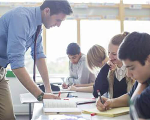 美国高中老师会在课堂上公开学生的成绩吗？