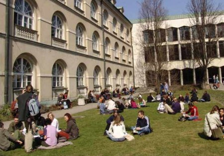 美国高中留学 遇到问题时可以找留学后续服务吗？