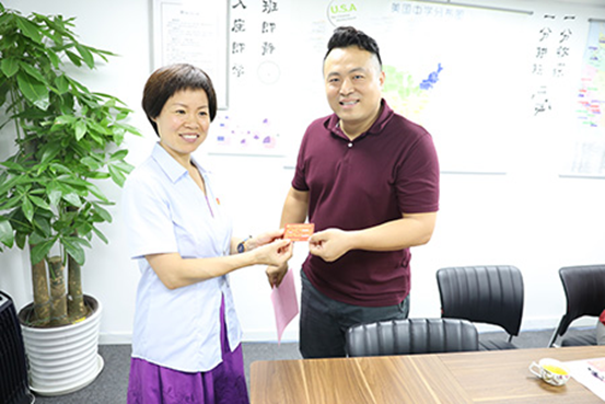 小满留学集团响应党的号召 为贫困家庭送关怀