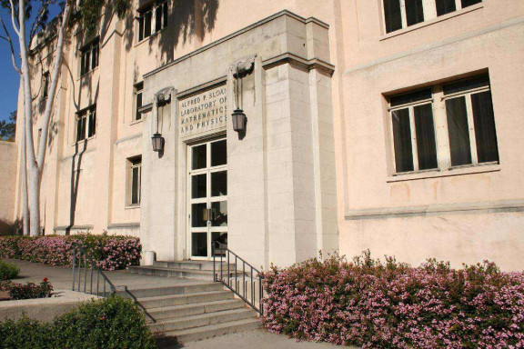 去美国读高中 学费一年多少钱1