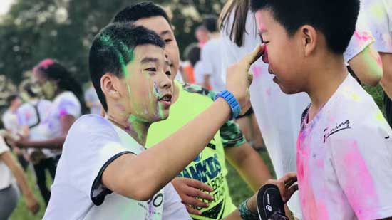美国孩子暑假参加夏令营