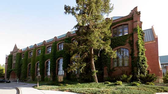 高考后申请美国留学艾德菲大学